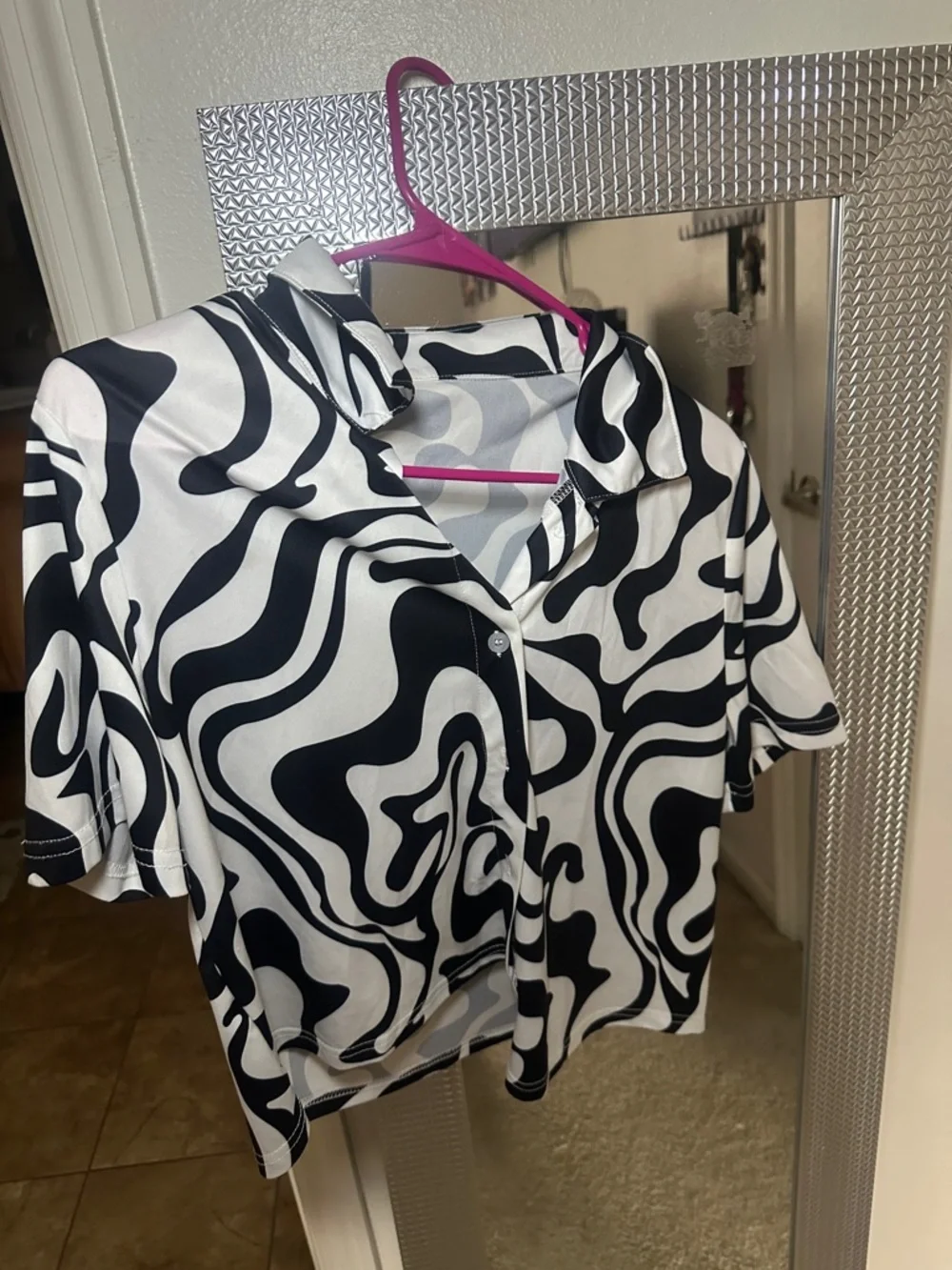 Black & White Swirl Button-Up Crop Top - Women - Picture 1 of 2